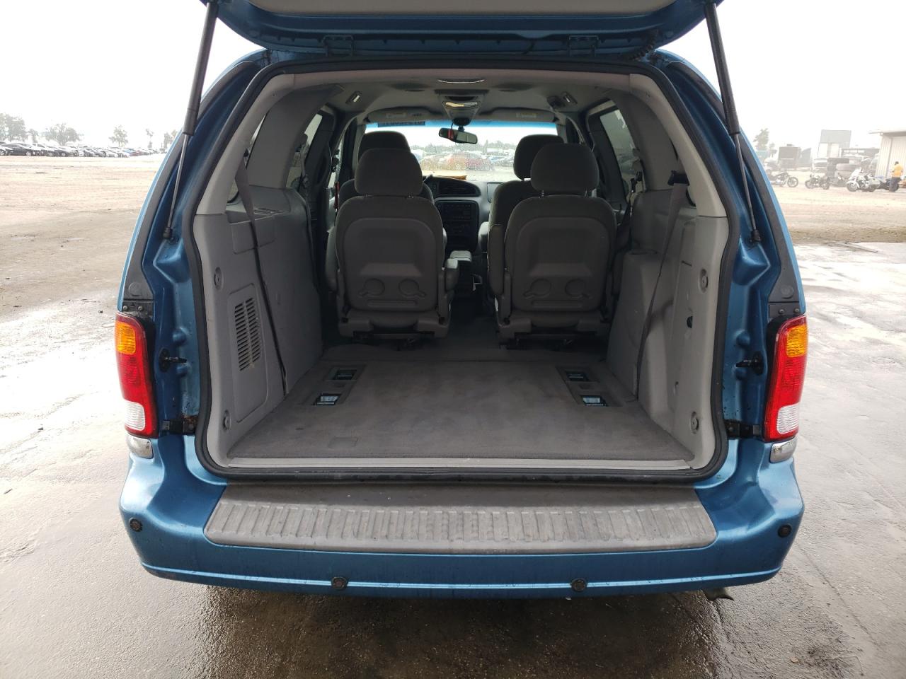 Photo 9 from auction – 2003 FORD WINDSTAR S with VIN 2FMZA52463BB47617