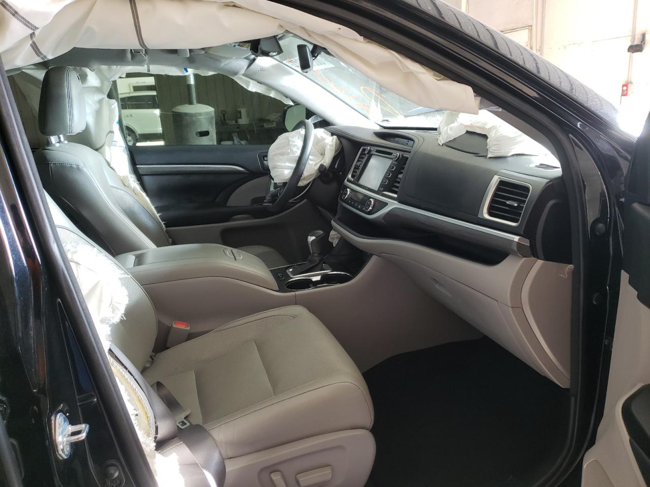 Foto 5 de la subasta – 2017 TOYOTA HIGHLANDER con VIN 5TDDZRFHXHS437067