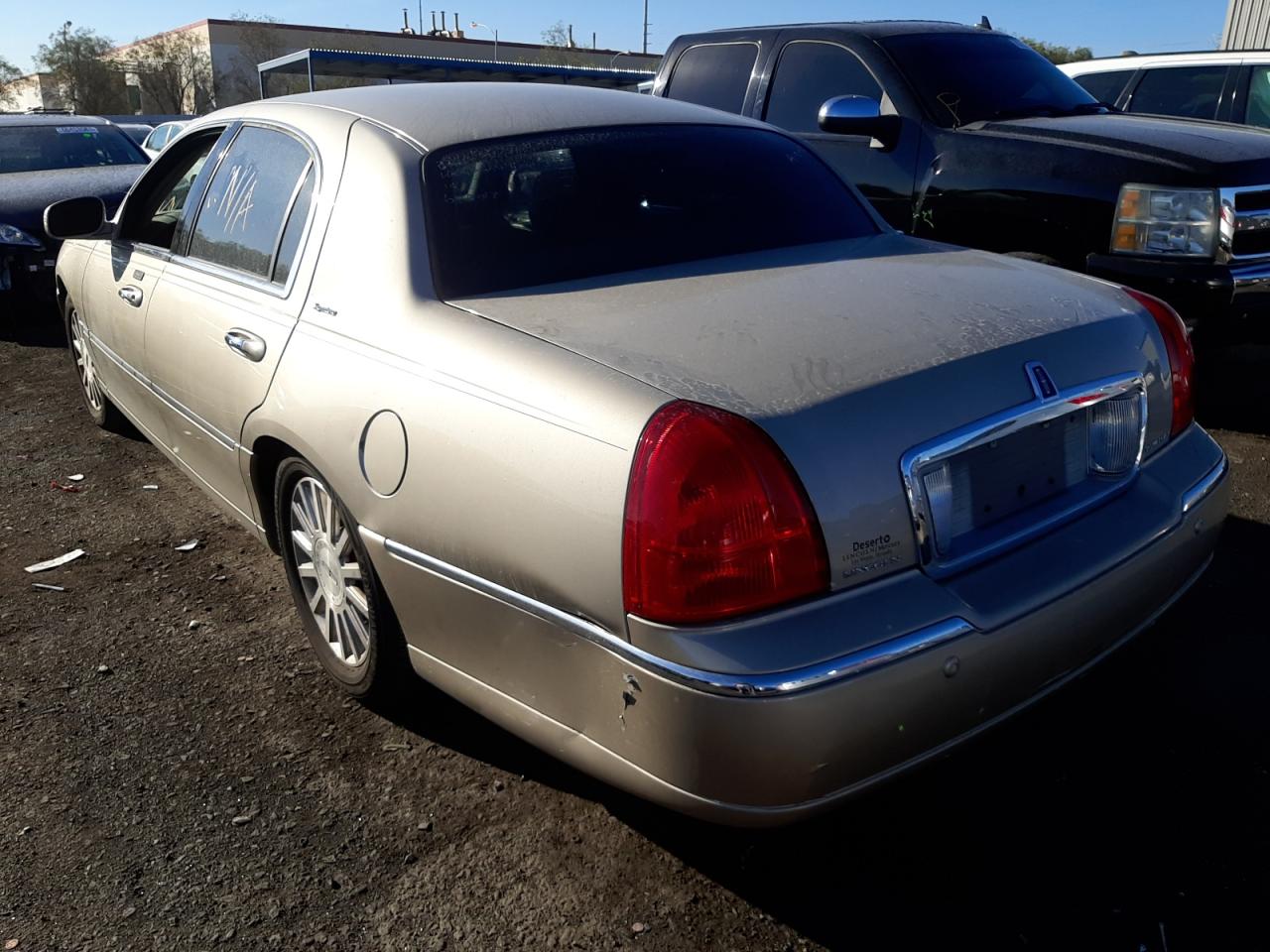 Photo 3 from auction – 2004 LINCOLN TOWN CAR E with VIN 1LNHM81W54Y654018
