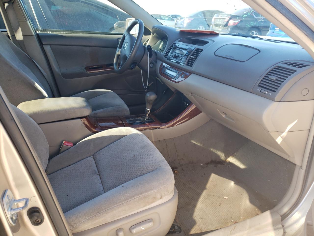 Photo 5 from auction – 2004 TOYOTA CAMRY LE with VIN 4T1BE32KX4U821059