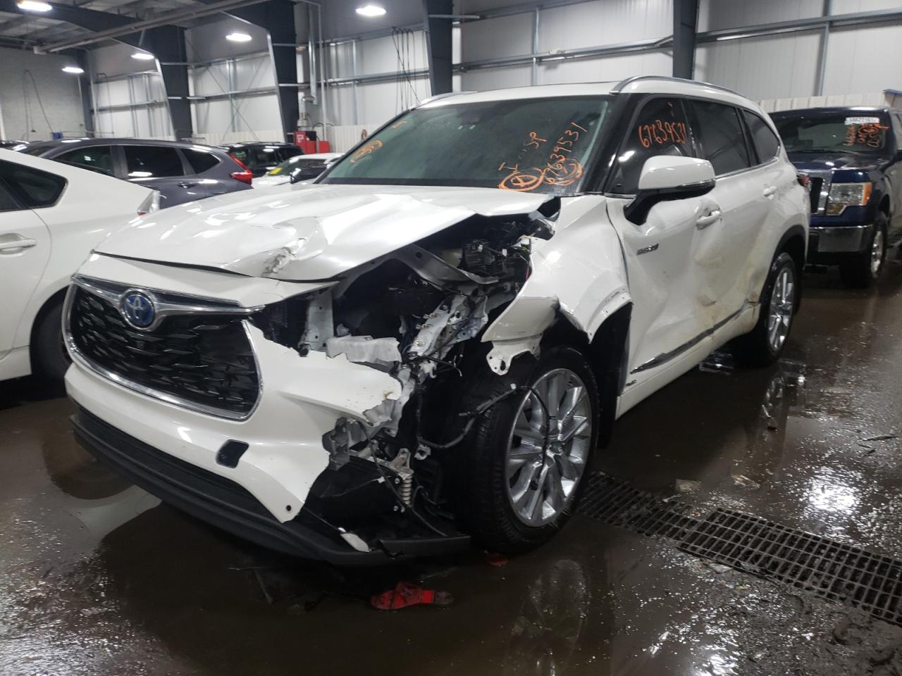 Photo 2 from auction – 2021 TOYOTA HIGHLANDER with VIN 5TDXBRCH8MS042675