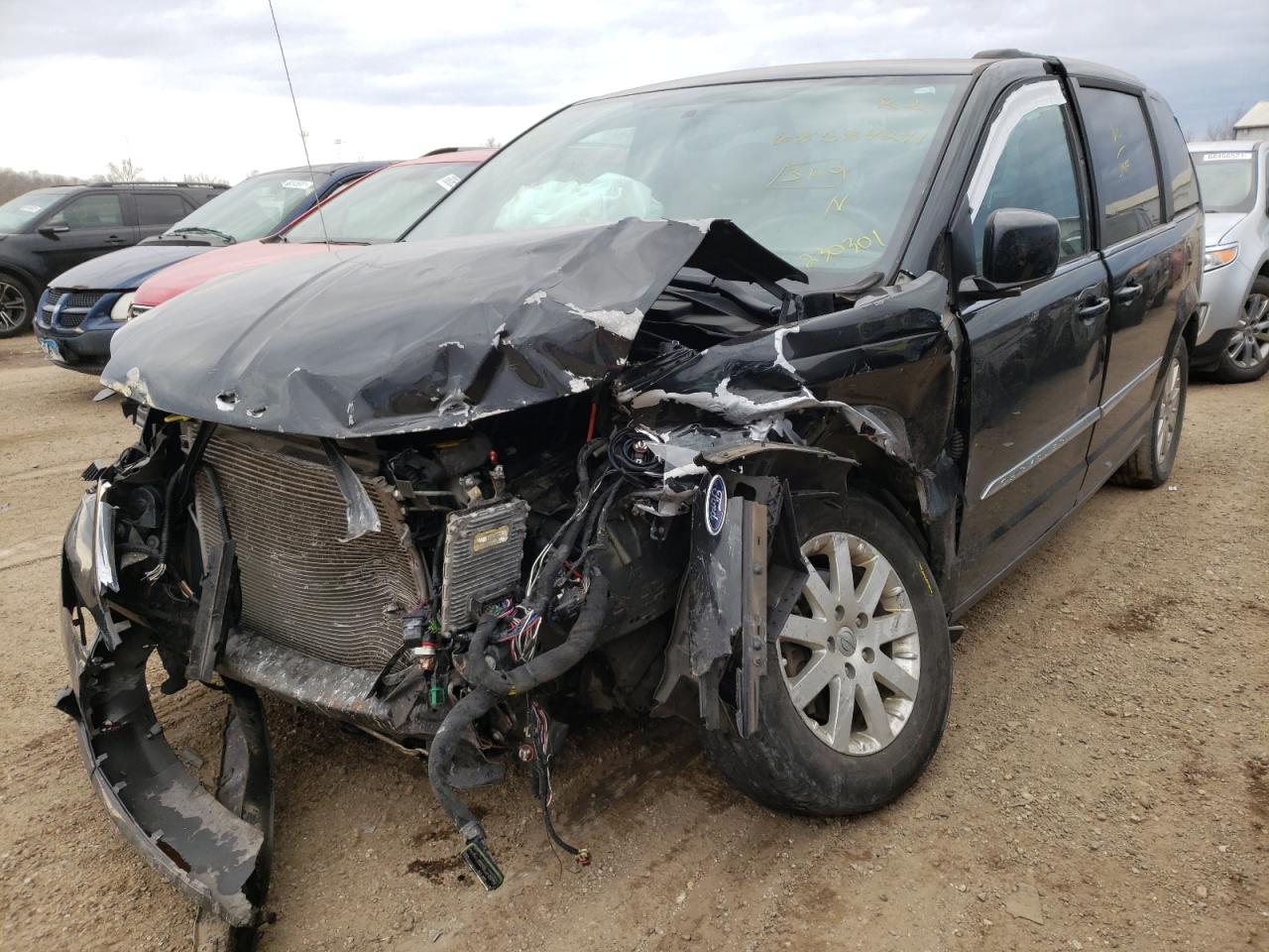 Photo 2 from auction – 2016 CHRYSLER TOWN & COU with VIN 2C4RC1BG2GR230301