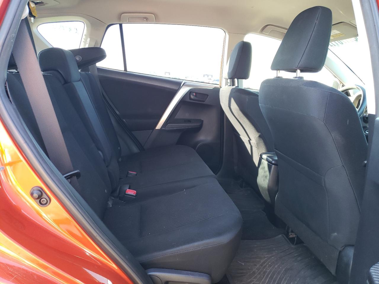 Photo 6 from auction – 2015 TOYOTA RAV4 LE with VIN JTMBFREV8FJ025179