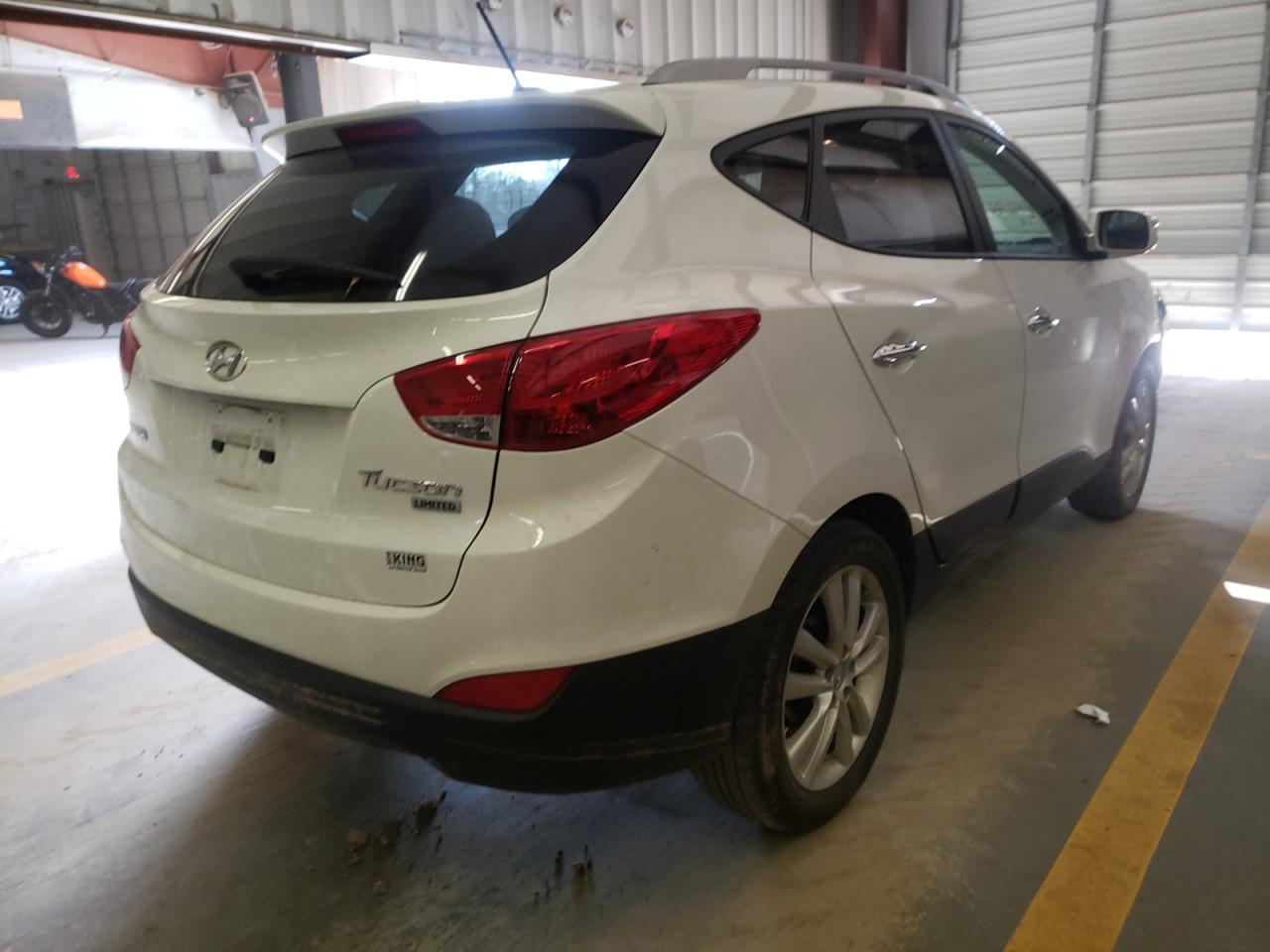 Photo 4 from auction – 2011 HYUNDAI TUCSON GLS with VIN KM8JU3AC4BU271296
