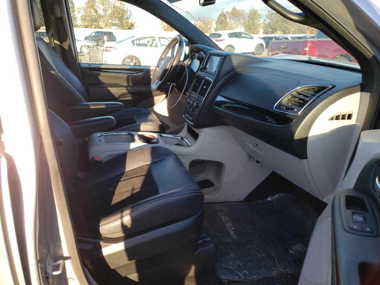 Photo 5 from auction – 2017 DODGE GRAND CARA with VIN 2C4RDGCG4HR857341