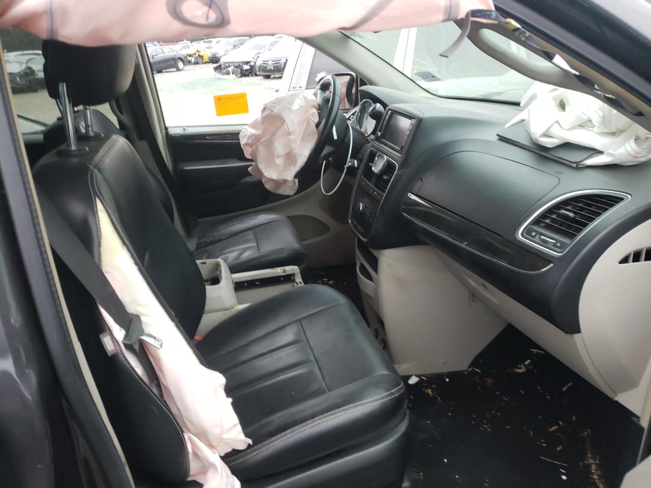 Photo 5 from auction – 2016 CHRYSLER TOWN & COU with VIN 2C4RC1BG0GR174228