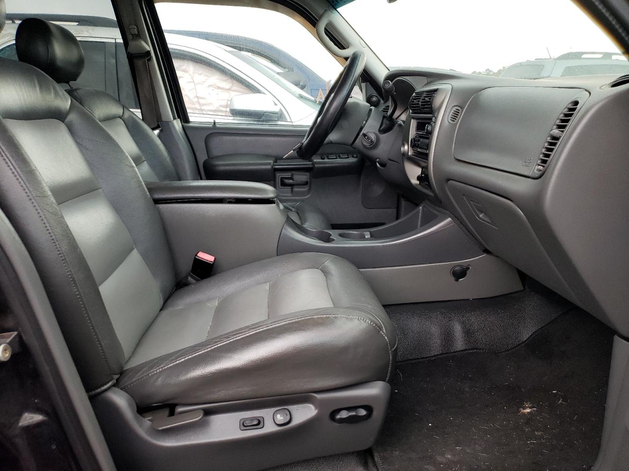 Photo 5 from auction – 2005 FORD EXPLORER S with VIN 1FMZU67K65UB77797