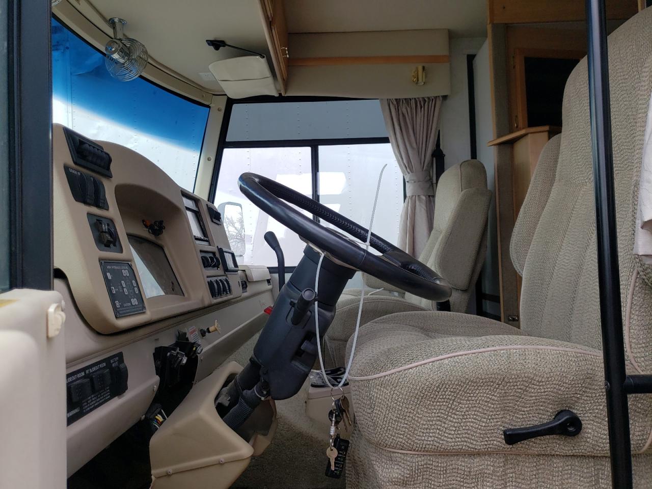 Photo 5 from auction – 2005 WORKHORSE CUSTOM CHASSIS MOTORHOME with VIN 5B4MPA7G953398830