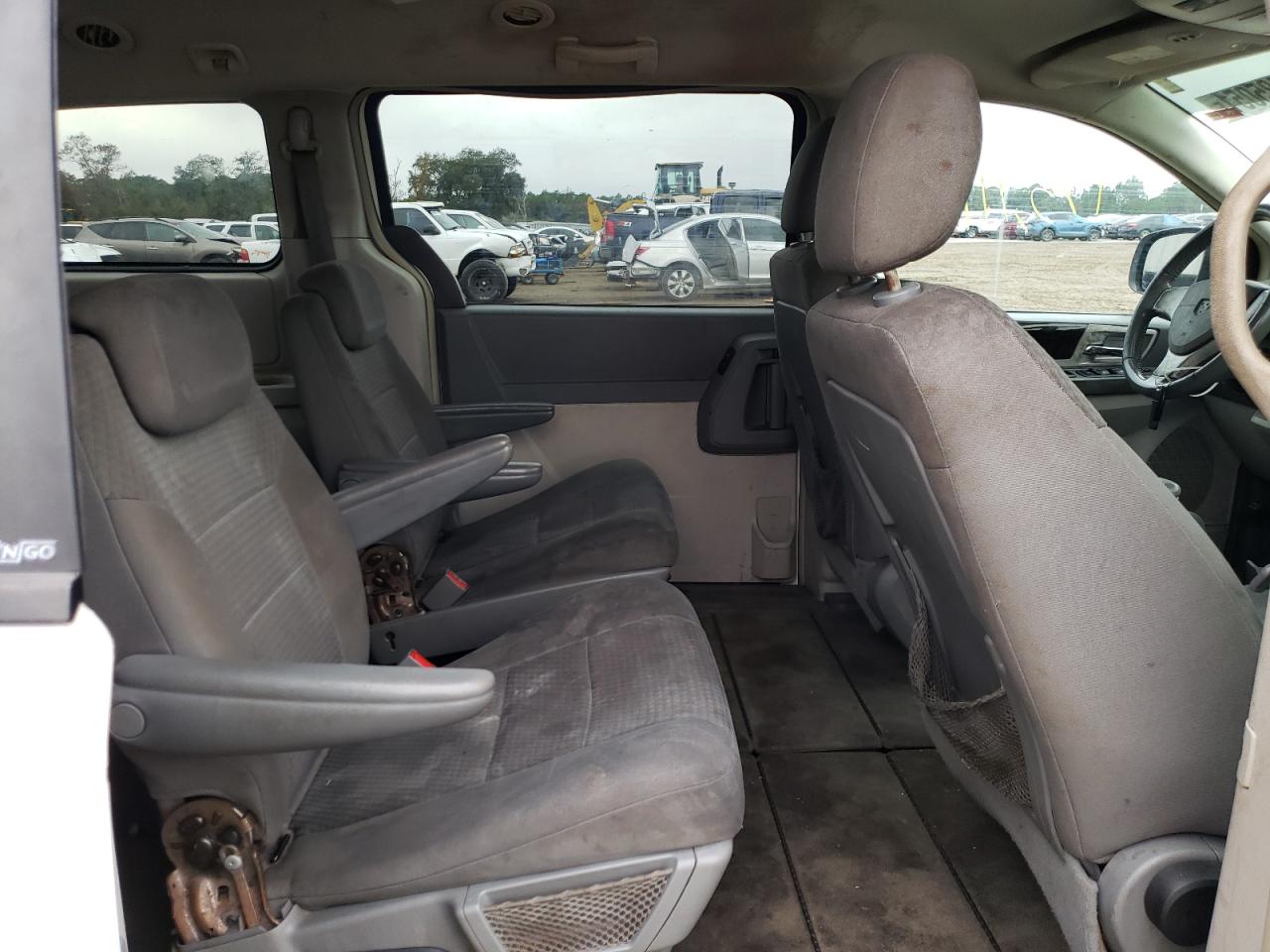 Photo 6 from auction – 2010 DODGE GRAND CARA with VIN 2D4RN5D14AR180151