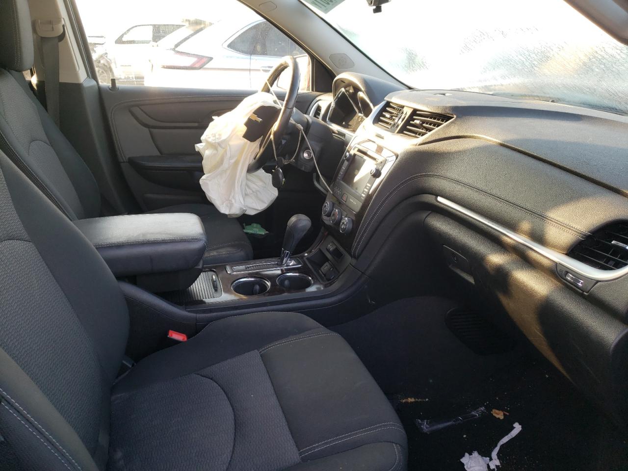 Photo 5 from auction – 2017 CHEVROLET TRAVERSE L with VIN 1GNKRGKDXHJ331768