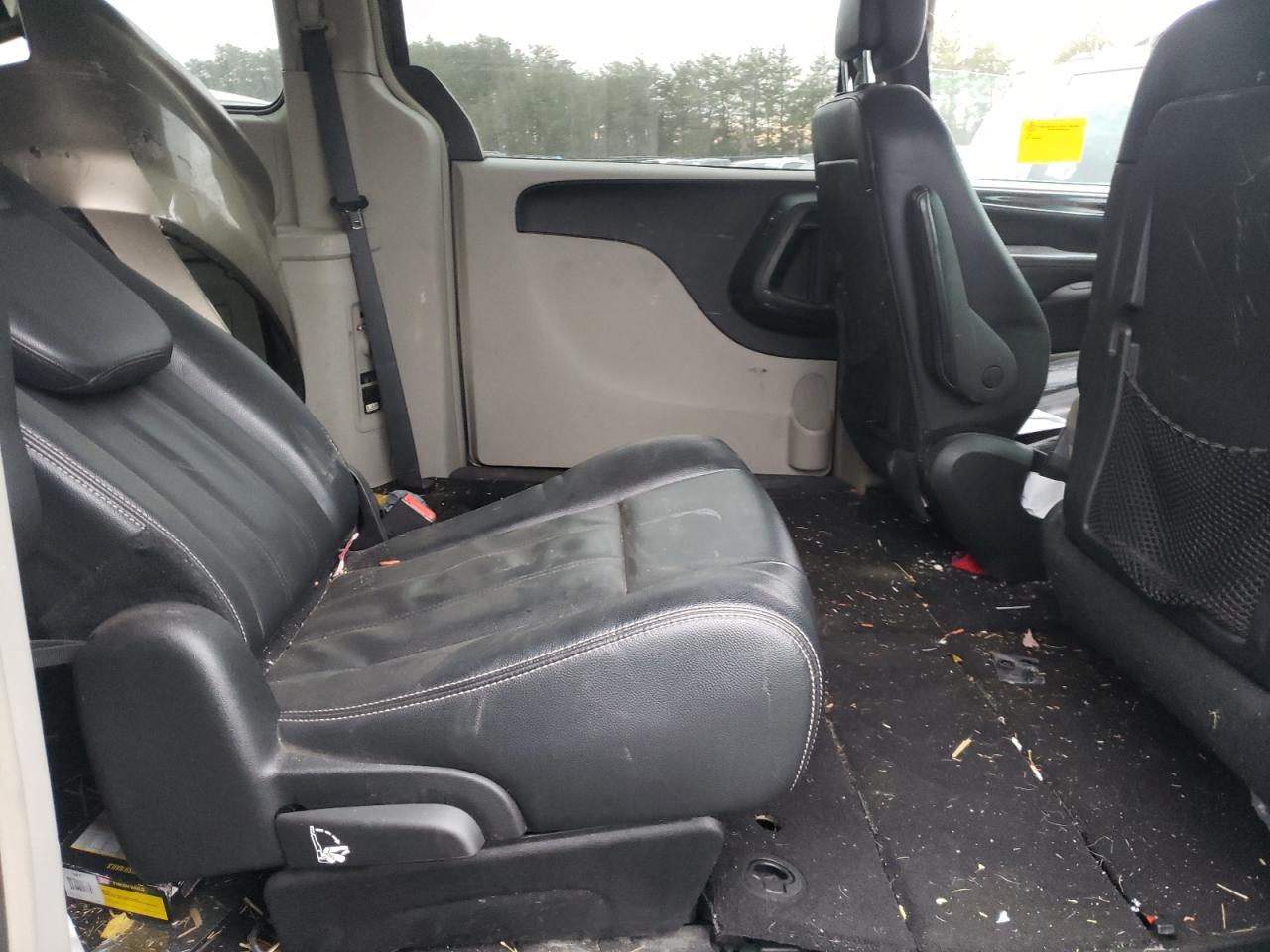 Photo 6 from auction – 2016 CHRYSLER TOWN & COU with VIN 2C4RC1BG0GR174228