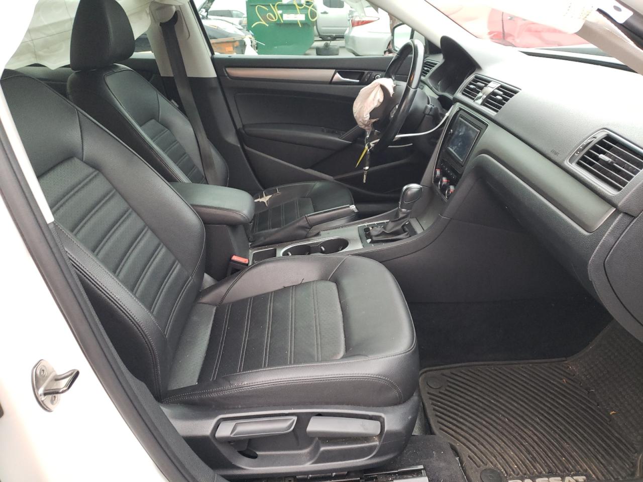 Photo 5 from auction – 2015 VOLKSWAGEN PASSAT SE with VIN 1VWBS7A30FC004929