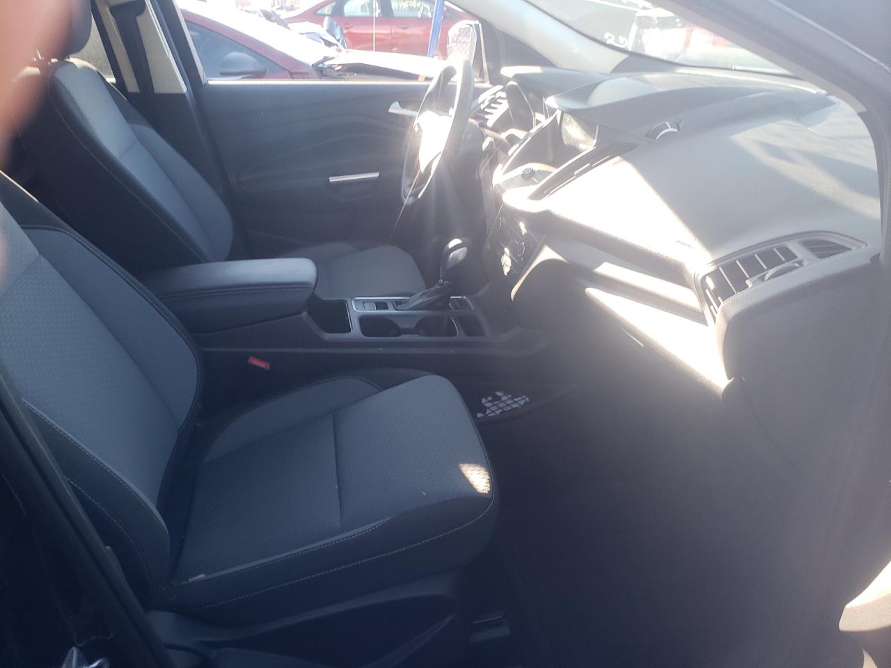 Photo 5 from auction – 2019 FORD ESCAPE SE with VIN 1FMCU9GD1KUB54657