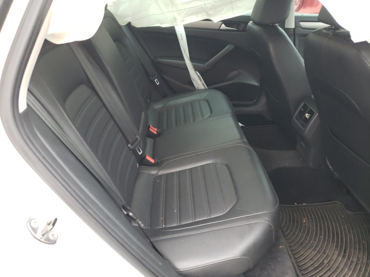 Photo 6 from auction – 2015 VOLKSWAGEN PASSAT SE with VIN 1VWBS7A30FC004929