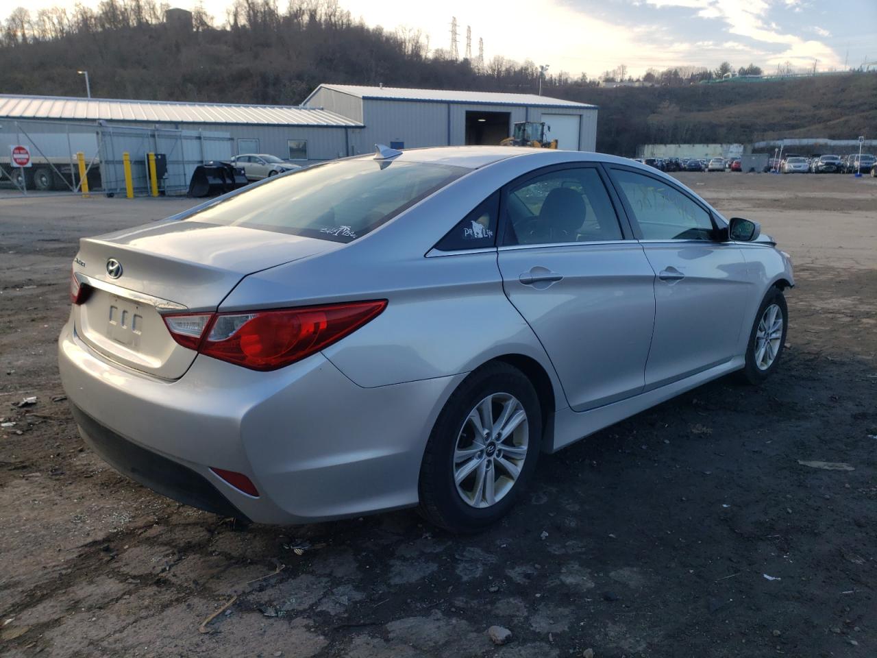 Photo 4 from auction – 2014 HYUNDAI SONATA GLS with VIN 5NPEB4AC9EH839493