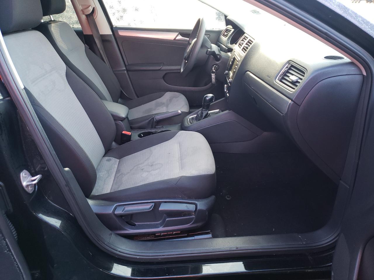 Photo 5 from auction – 2017 VOLKSWAGEN JETTA S with VIN 3VW2B7AJ1HM301045