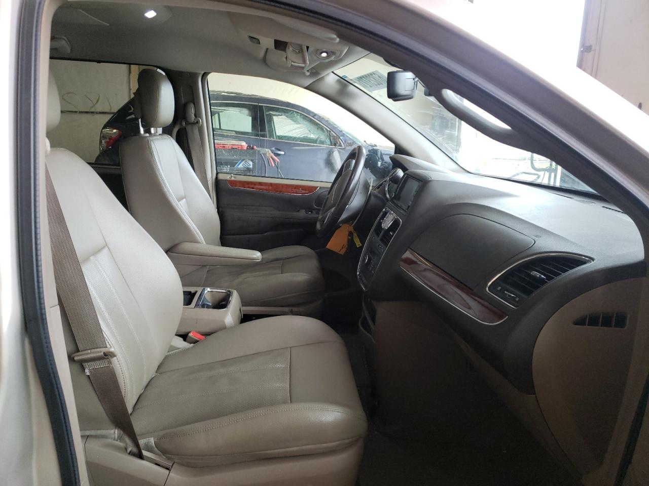 Photo 5 from auction – 2013 CHRYSLER TOWN & COU with VIN 2C4RC1CG9DR818142