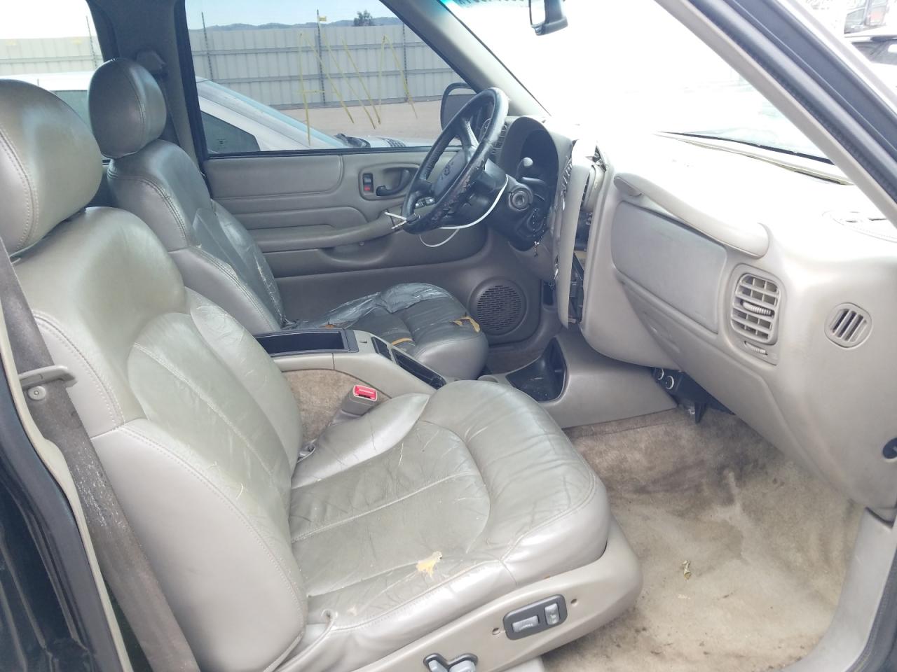 Photo 5 from auction – 2001 CHEVROLET BLAZER with VIN 1GNCS13W112125180