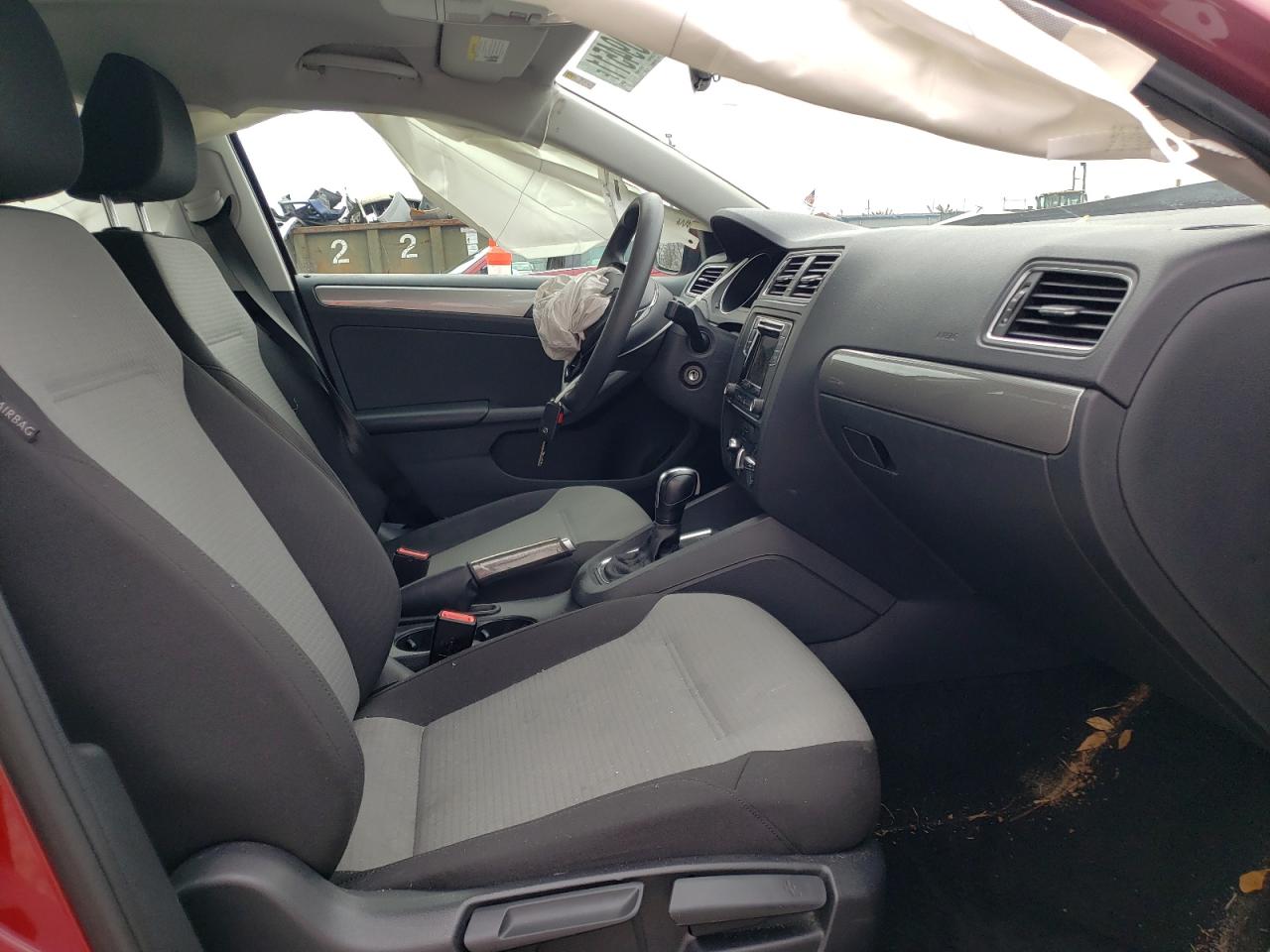 Photo 5 from auction – 2018 VOLKSWAGEN JETTA S with VIN 3VW2B7AJ3JM259211
