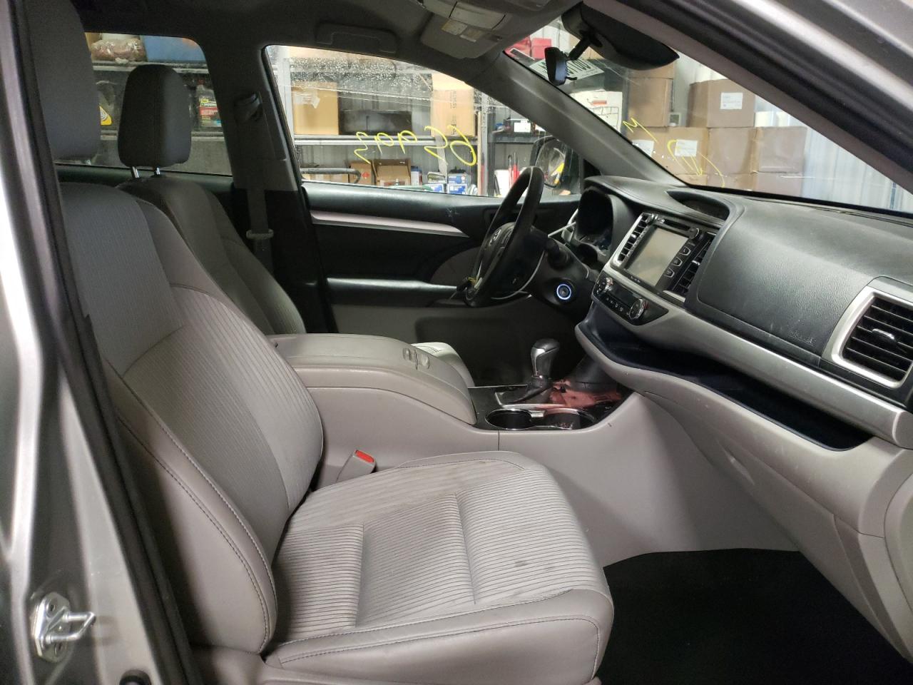 Photo 5 from auction – 2017 TOYOTA HIGHLANDER with VIN 5TDBZRFH7HS387171