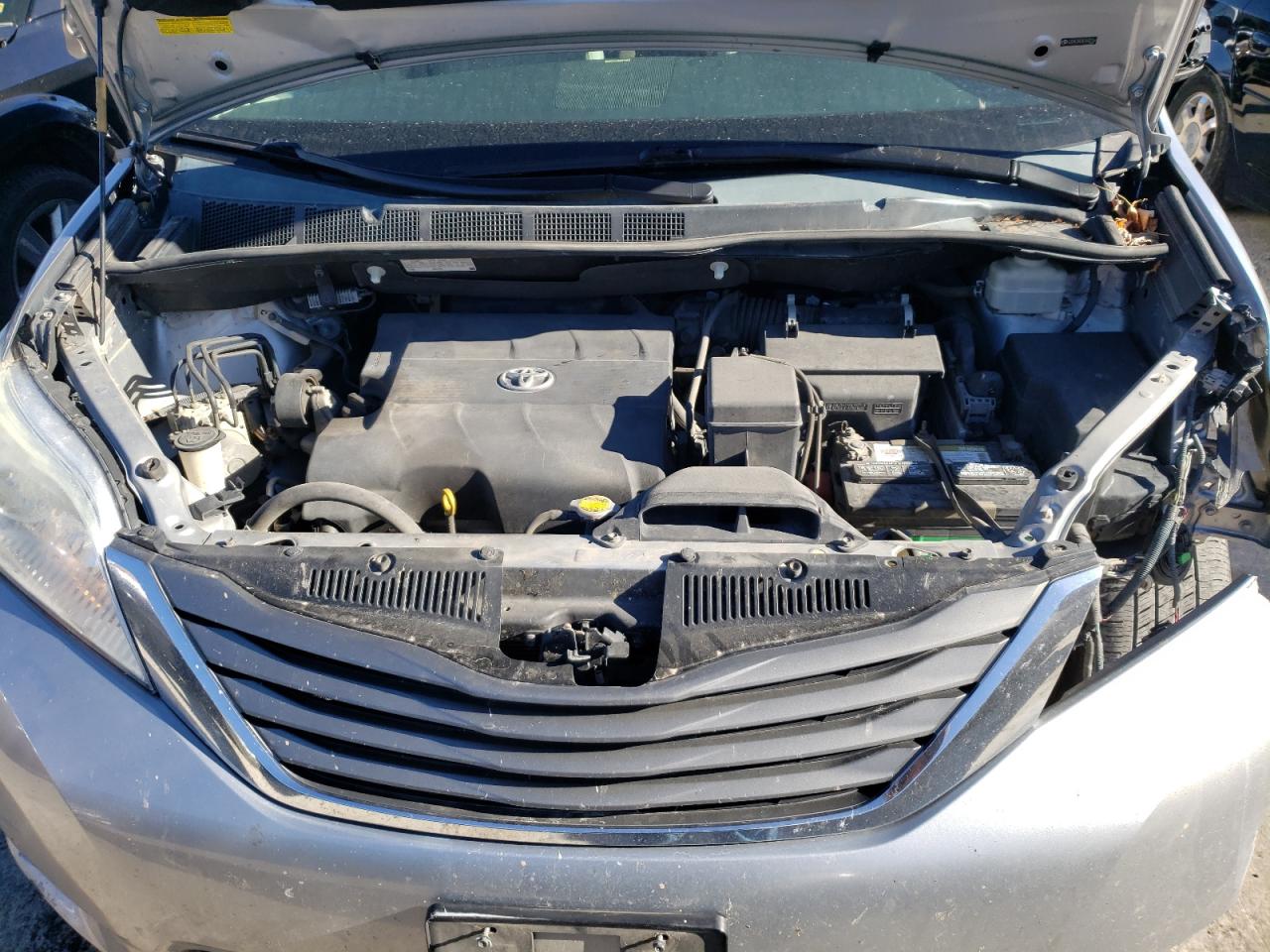 Photo 7 from auction – 2014 TOYOTA SIENNA XLE with VIN 5TDYK3DCXES460144