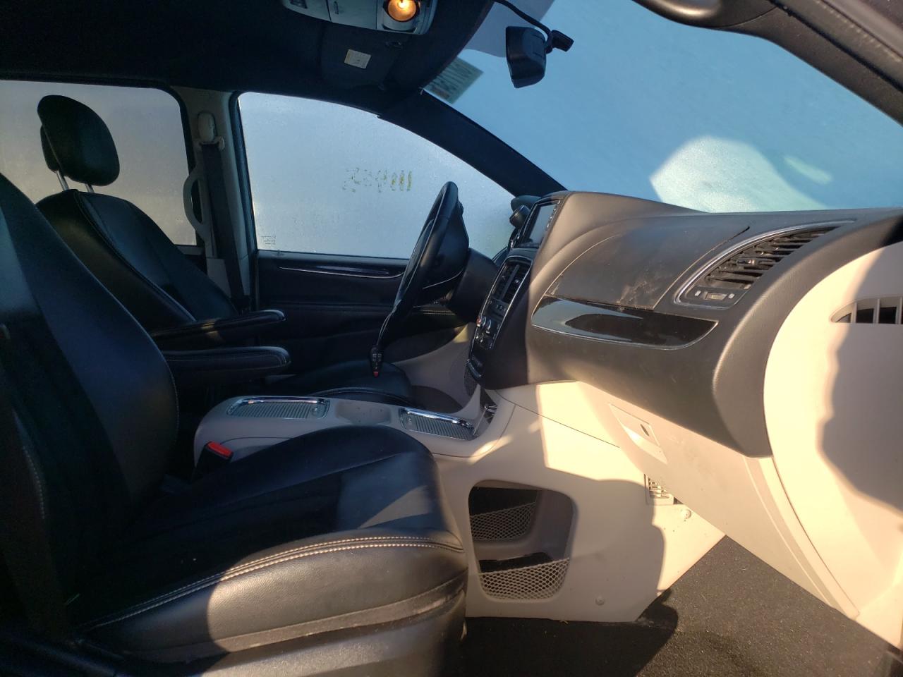 Photo 5 from auction – 2017 DODGE GRAND CARA with VIN 2C4RDGCG8HR690580
