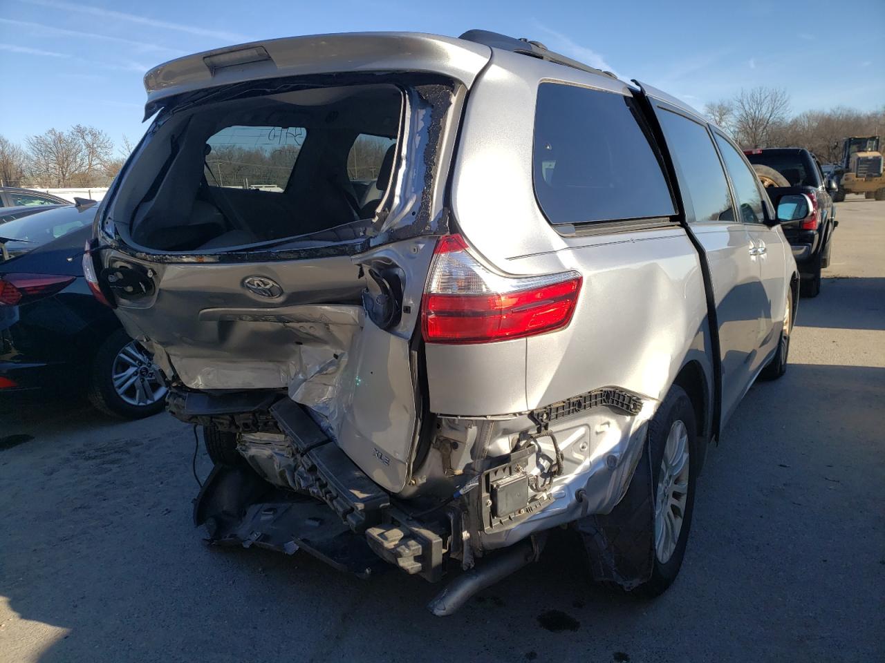 Photo 4 from auction – 2017 TOYOTA SIENNA with VIN 5TDYZ3DC7HS818588