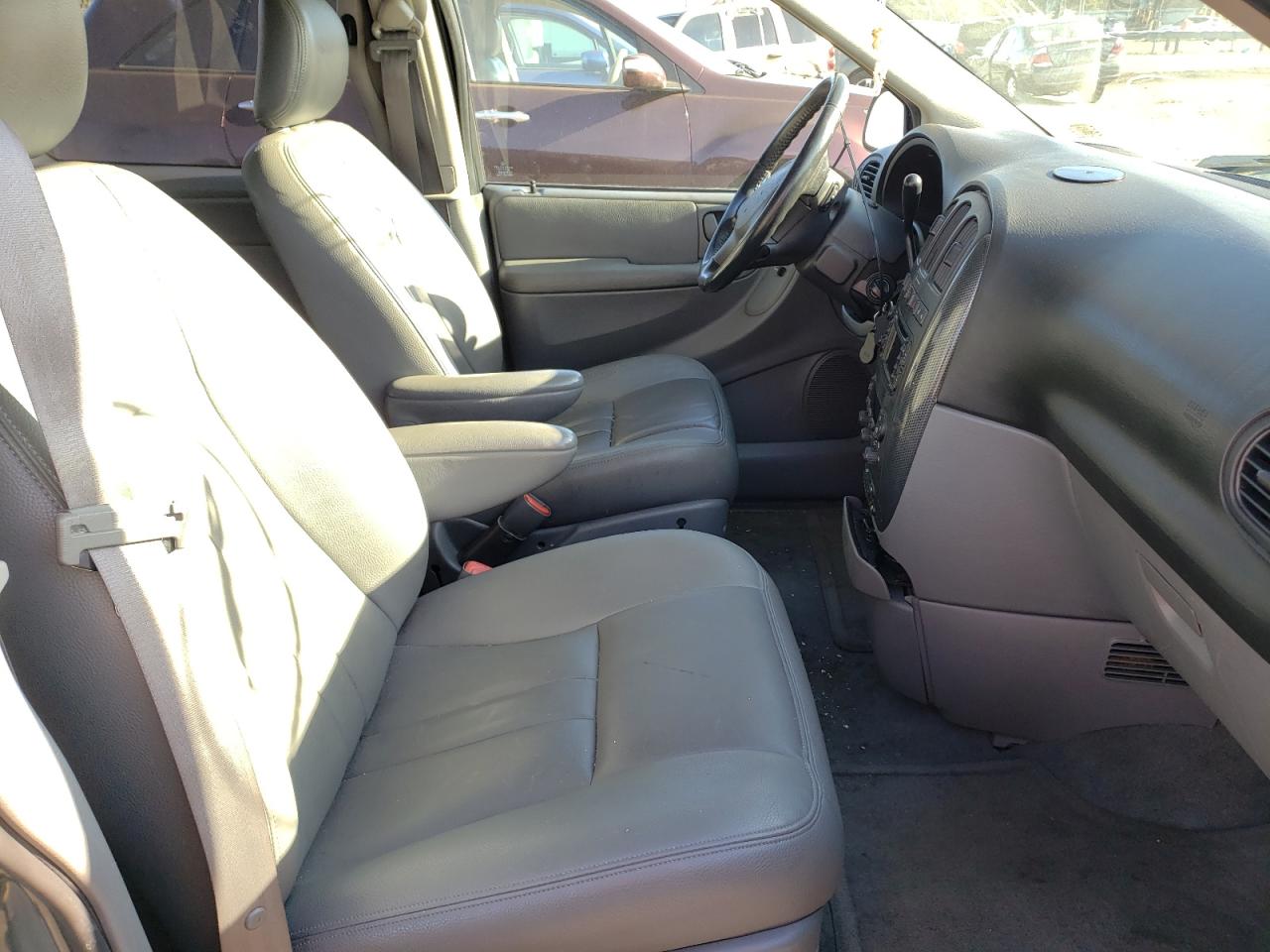 Photo 5 from auction – 2005 DODGE GRAND CARA with VIN 2D8GP44L75R443640