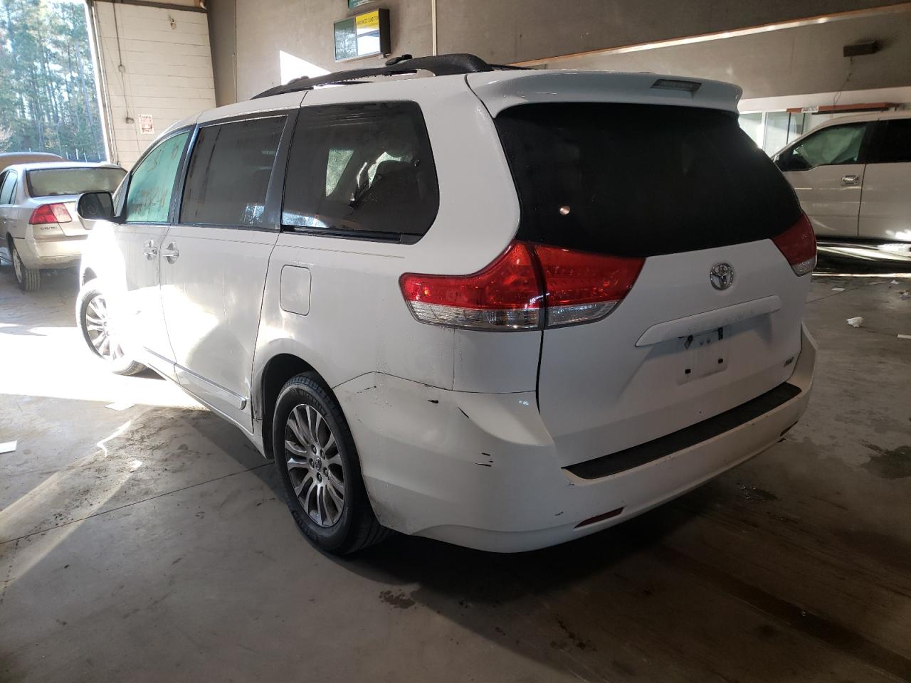 Photo 3 from auction – 2011 TOYOTA SIENNA XLE with VIN 5TDYK3DCXBS158221