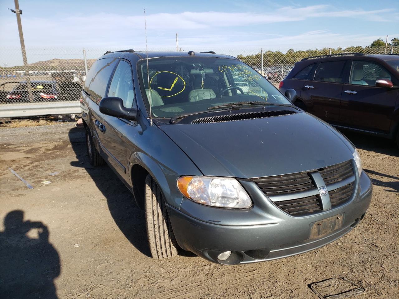 DODGE GRAND CARA 2005 with VIN 2D8GP44L75R443640 - Photo from auction