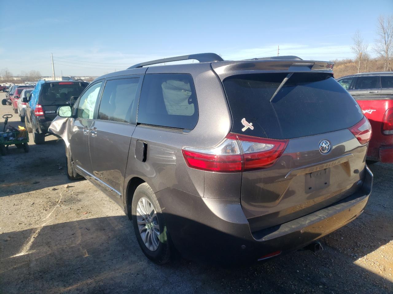 Photo 3 from auction – 2016 TOYOTA SIENNA XLE with VIN 5TDYK3DC5GS719559