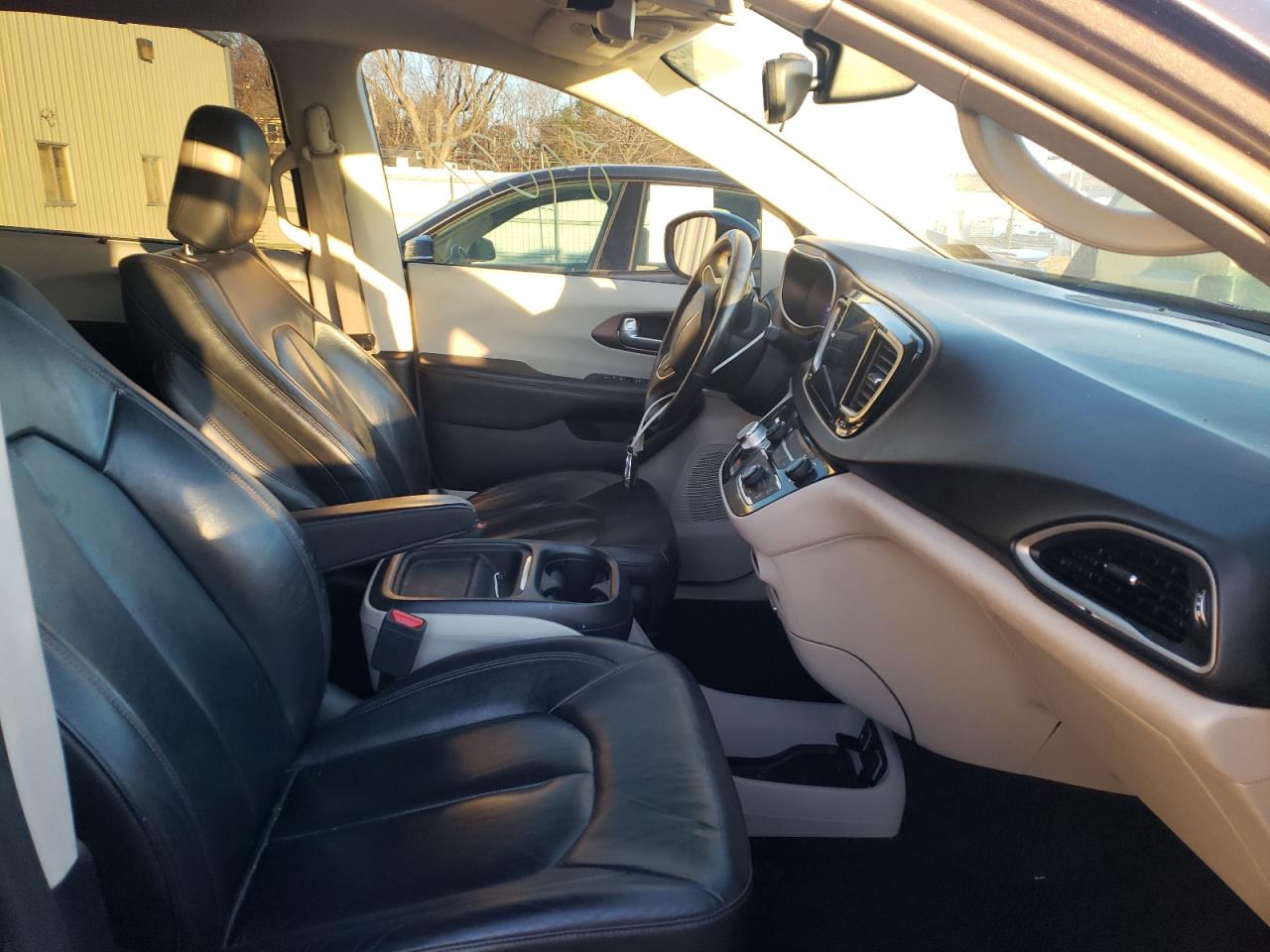 Photo 5 from auction – 2017 CHRYSLER PACIFICA T with VIN 2C4RC1BG6HR539416