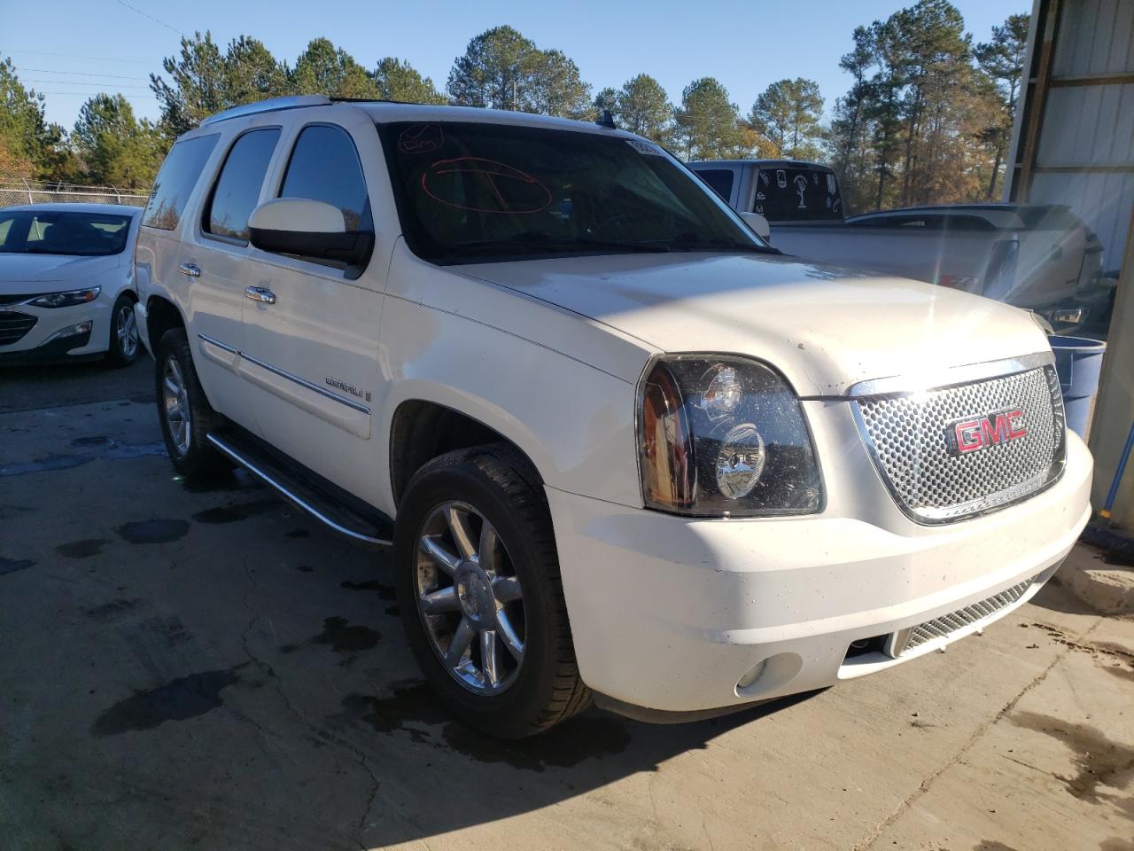 GMC YUKON DENA 2008 with VIN 1GKFK63878J243761 - Photo from auction
