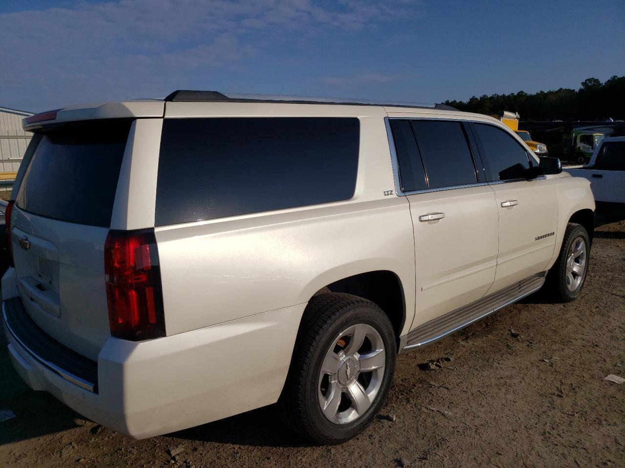 Photo 4 from auction – 2015 CHEVROLET SUBURBAN C with VIN 1GNSCKKCXFR134674