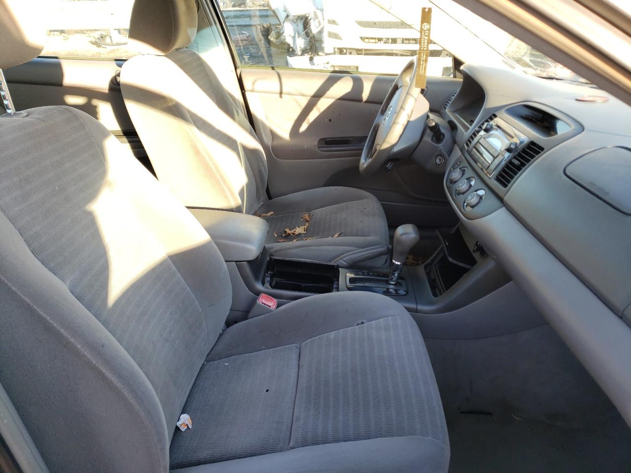 Photo 5 from auction – 2005 TOYOTA CAMRY LE with VIN 4T1BE32K45U960251