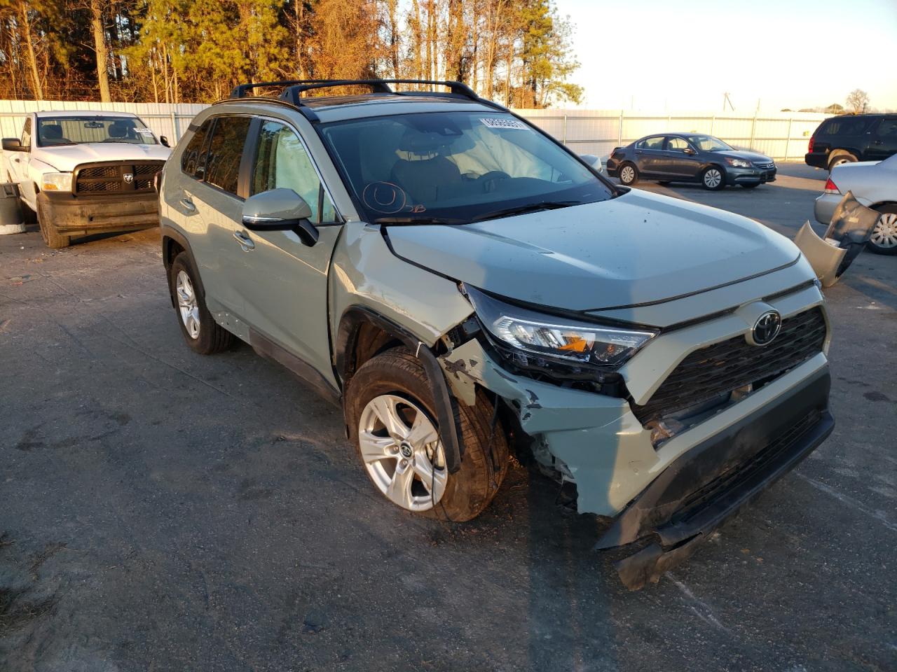 TOYOTA RAV4 XLE 2020 with VIN 2T3P1RFV5LC137004 - Photo from auction