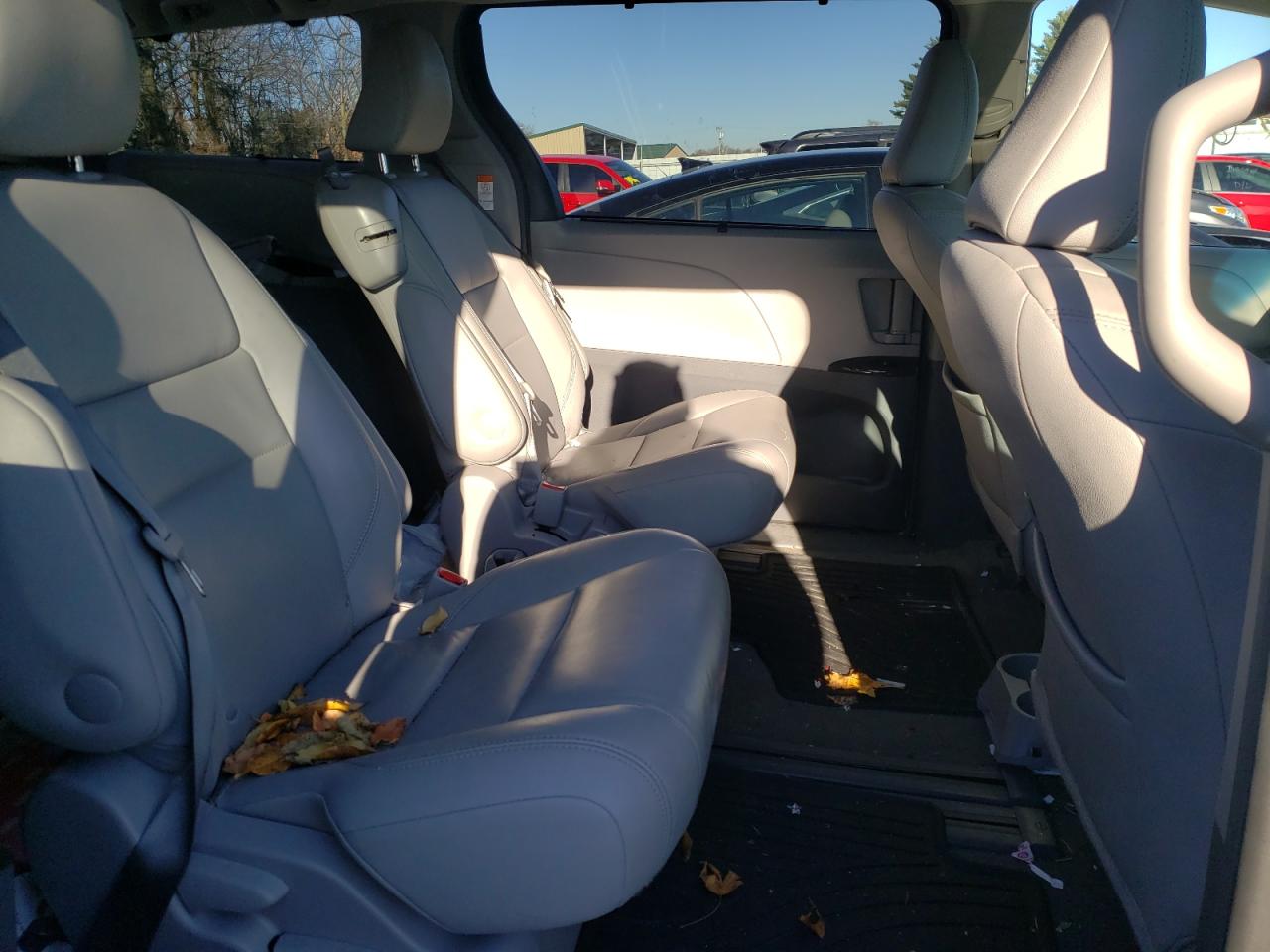 Photo 6 from auction – 2017 TOYOTA SIENNA with VIN 5TDYZ3DC7HS818588
