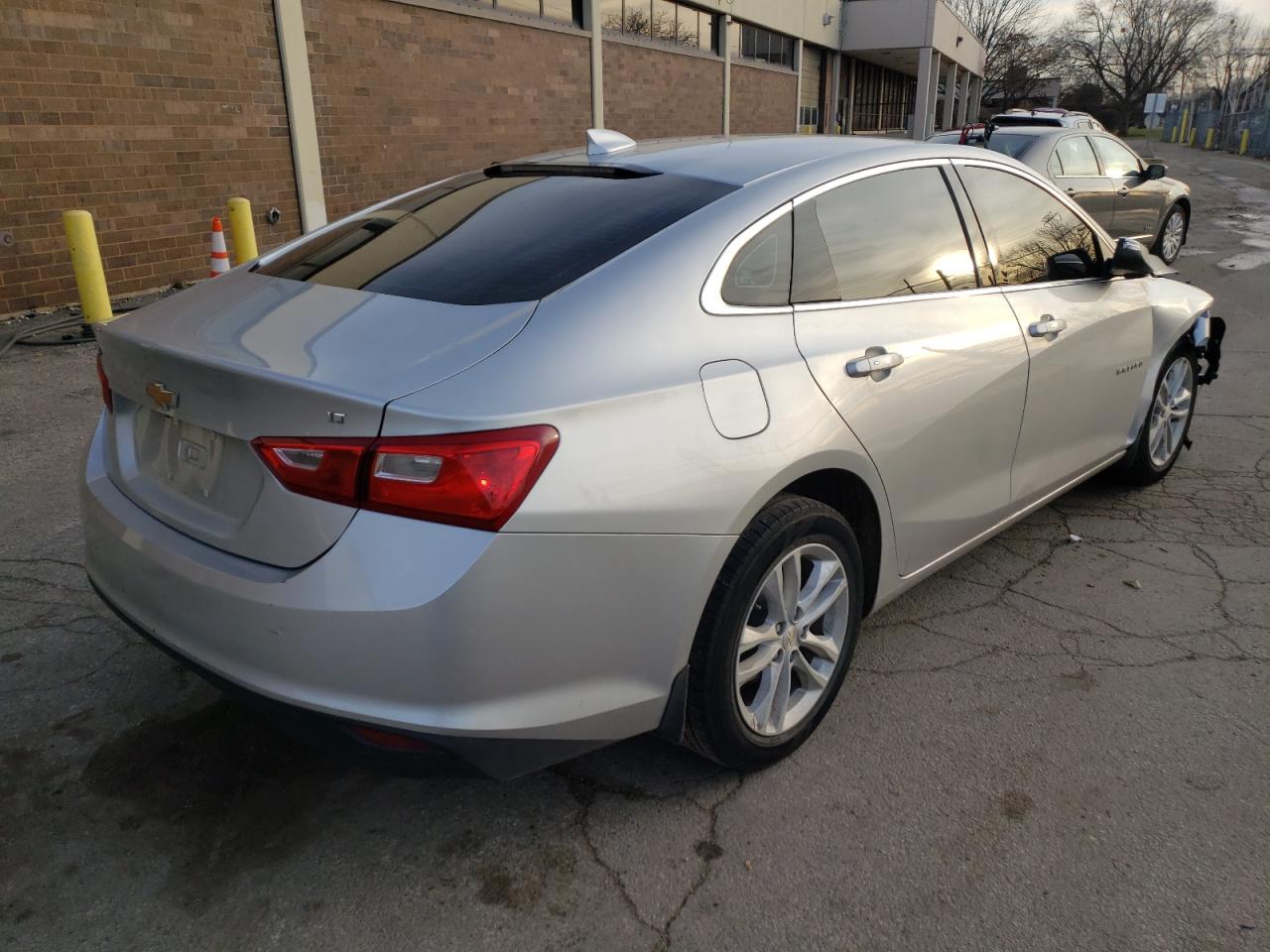 Photo 4 from auction – 2017 CHEVROLET MALIBU LT with VIN 1G1ZE5ST4HF105557