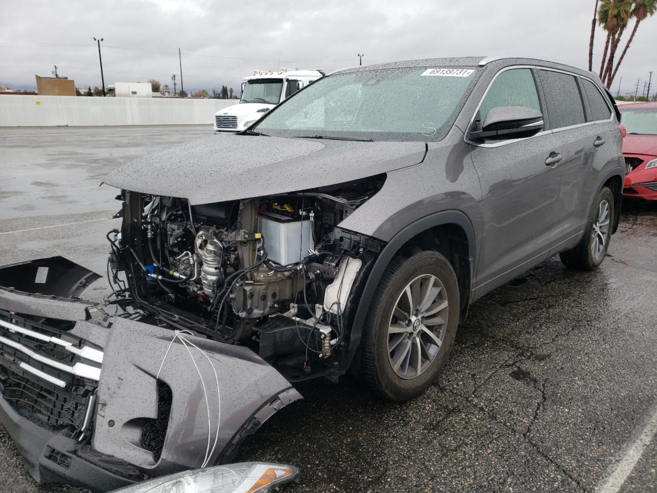Photo 2 from auction – 2018 TOYOTA HIGHLANDER with VIN 5TDJZRFHXJS831063