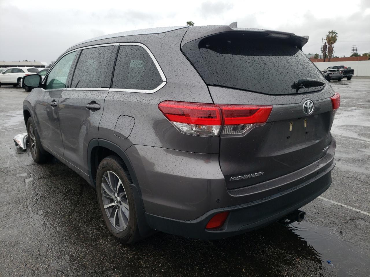 Photo 3 from auction – 2018 TOYOTA HIGHLANDER with VIN 5TDJZRFHXJS831063