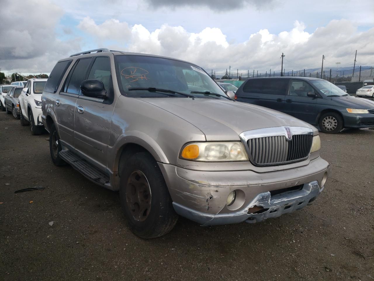 LINCOLN NAVIGATOR 2000 with VIN 5LMPU28A7YLJ06363 - Photo from auction
