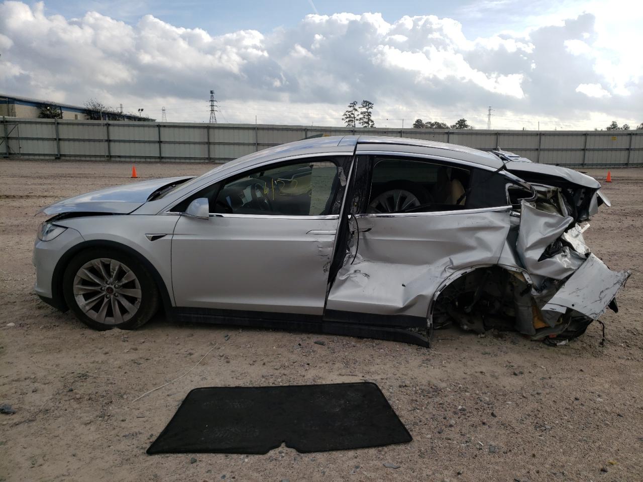 Photo 9 from auction – 2017 TESLA MODEL X with VIN 5YJXCDE21HF050295