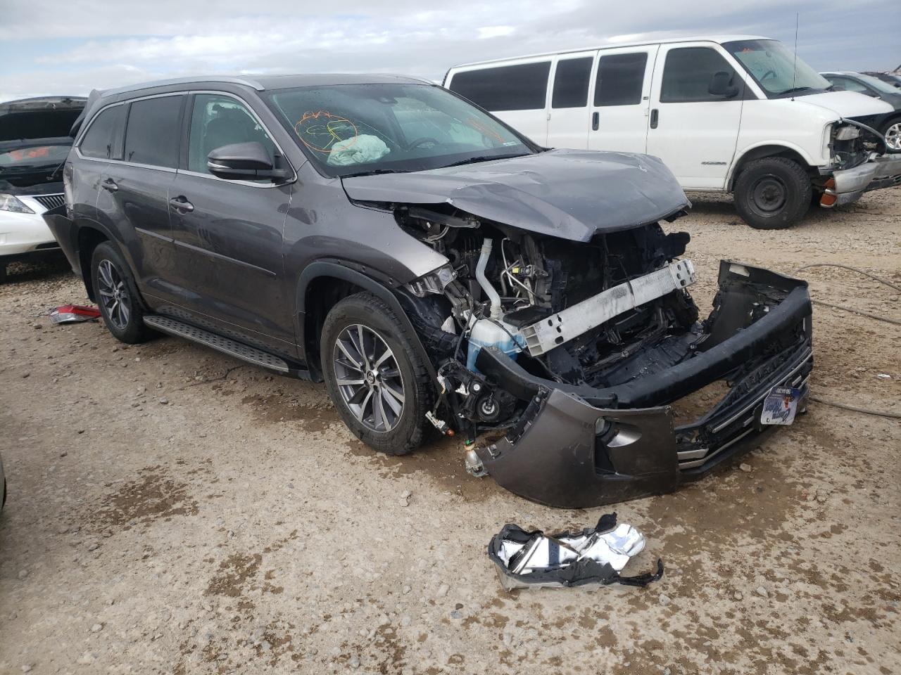 TOYOTA HIGHLANDER 2017 with VIN 5TDJZRFH6HS419796 - Photo from auction