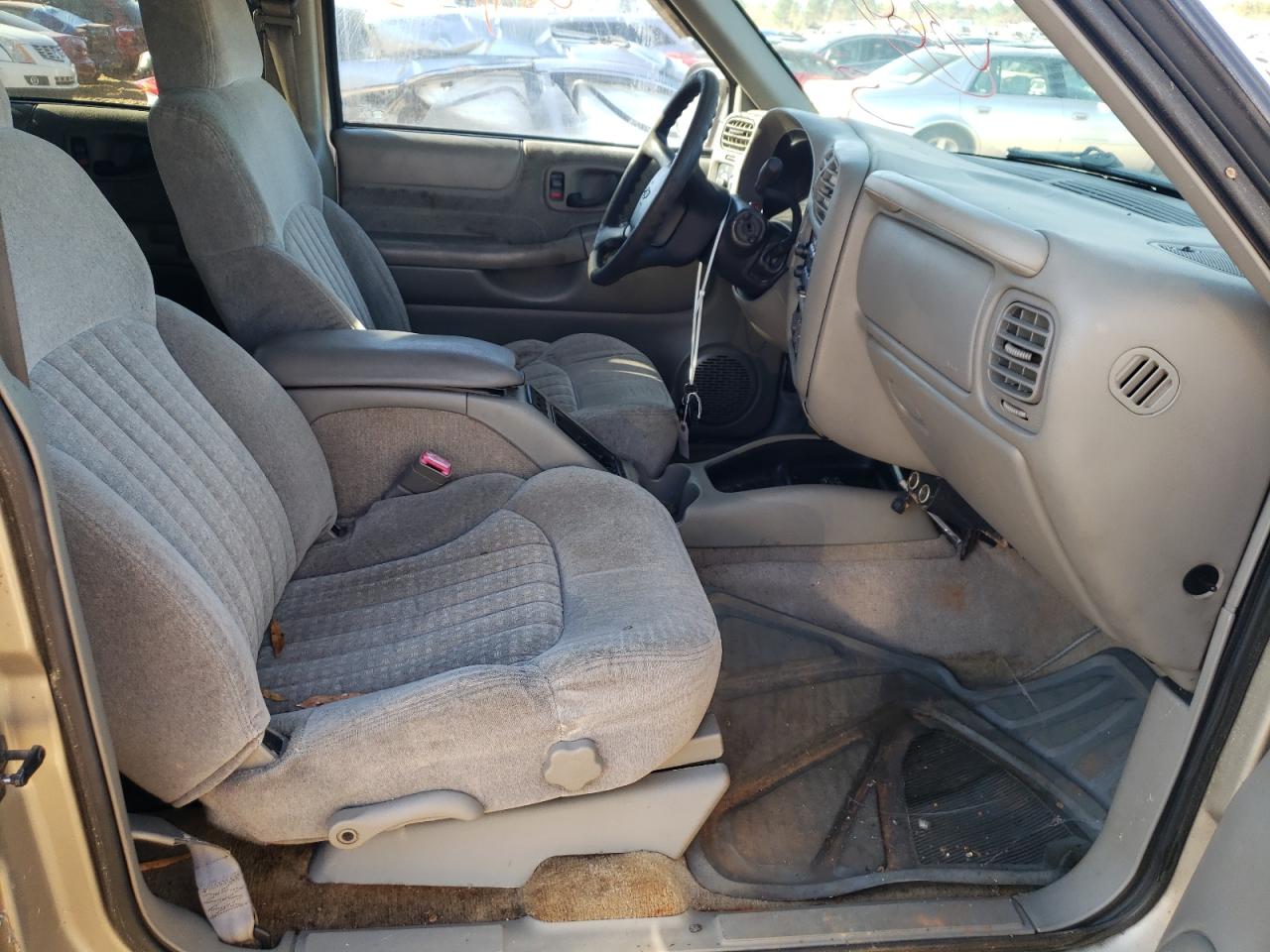 Photo 5 from auction – 2000 CHEVROLET BLAZER with VIN 1GNCS13W4YK128004