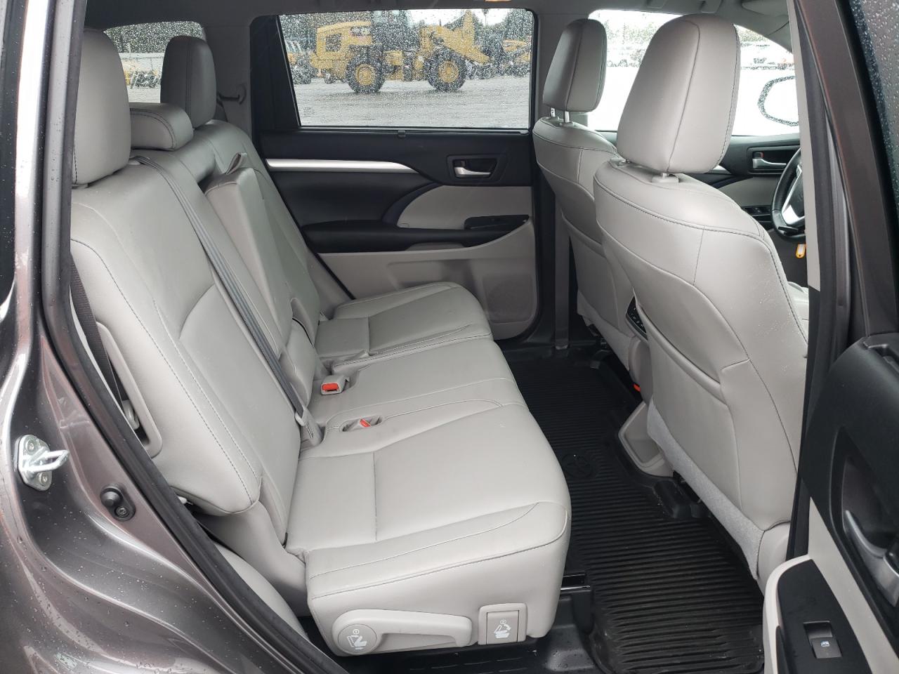 Photo 6 from auction – 2018 TOYOTA HIGHLANDER with VIN 5TDJZRFHXJS831063
