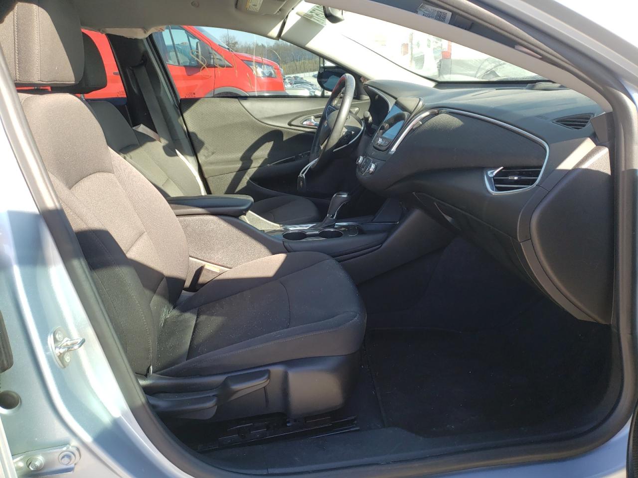 Photo 5 from auction – 2017 CHEVROLET MALIBU LT with VIN 1G1ZE5ST1HF144722