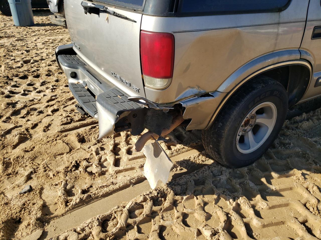 Photo 9 from auction – 2000 CHEVROLET BLAZER with VIN 1GNCS13W4YK128004