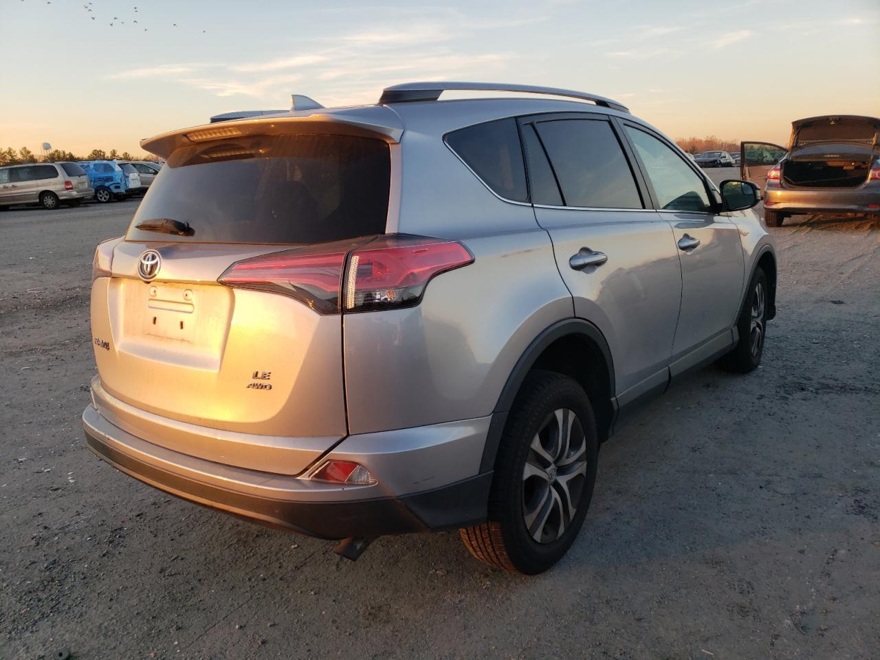 Photo 4 from auction – 2017 TOYOTA RAV4 LE with VIN 2T3BFREV7HW543076