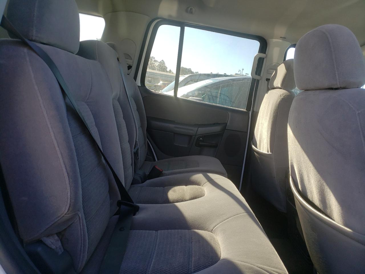 Photo 6 from auction – 2005 FORD EXPLORER X with VIN 1FMDU63W65ZA20826