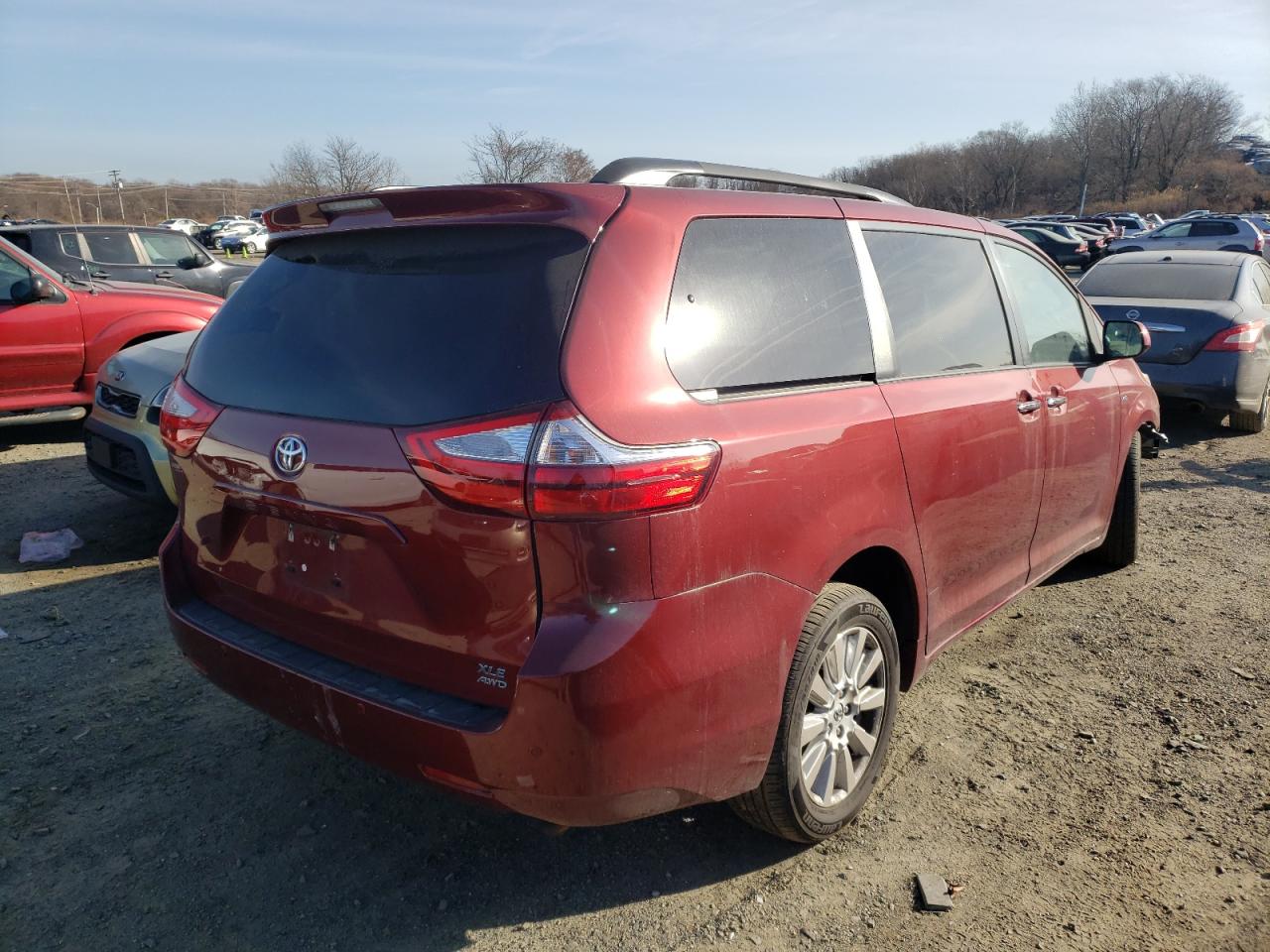Photo 4 from auction – 2017 TOYOTA SIENNA XLE with VIN 5TDDZ3DC9HS148458